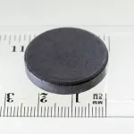 Magnet šedý, průměr 2,6cm.