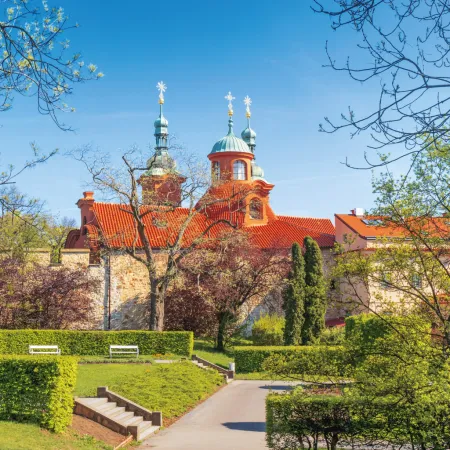 NOTIQUE Poznámkový kalendář Praha 2026, 30 x 30 cm