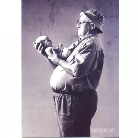 Pohlednice Anne Geddes, miminko v náručí dědečka